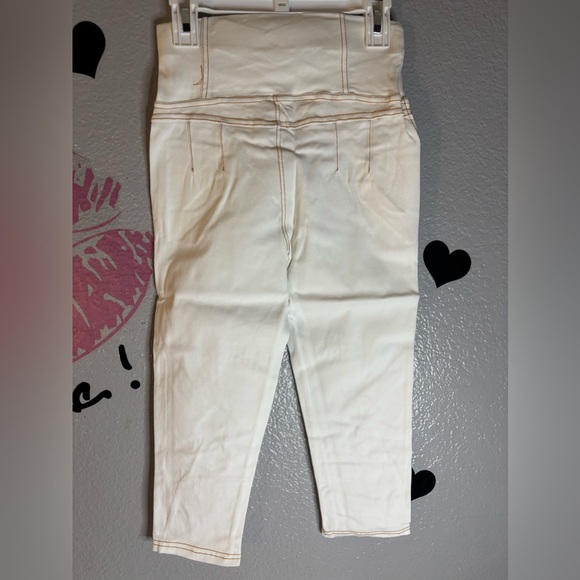 ❗️2 for $25❗️New PushUp High waisted Ripped
Capri Jeggings. - Picture 3 of 5